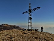 26 Alla elaborata croce di vetta dello Zuc de Valmana (1546 m) con vista verso I Canti